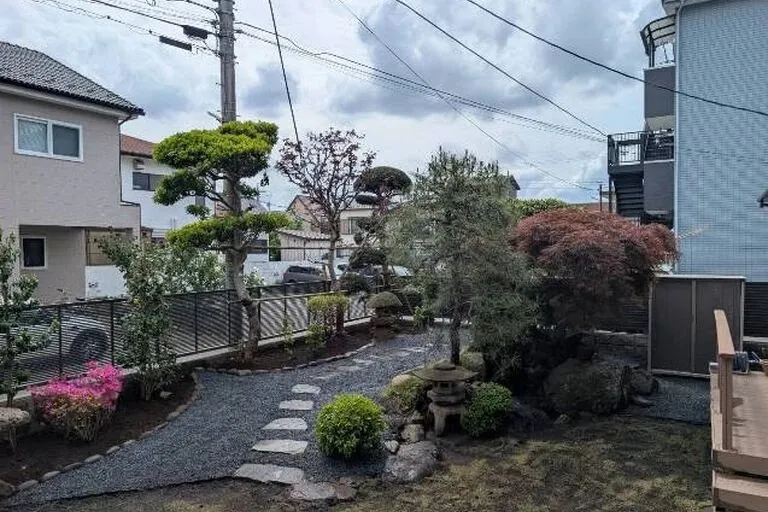 施工後<br>大胆に樹木や景石を撤去して見晴らしの良い感じにする。<br>芝生の張替