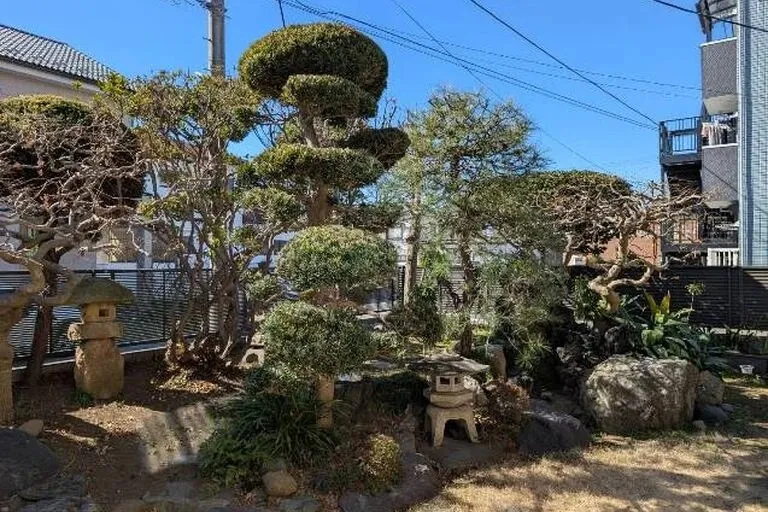 施工前<br>窮屈に感じた庭をすっきりとする。